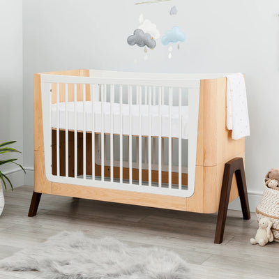 Hera ledikantbed in moderne kinderkamer met houten vloer.