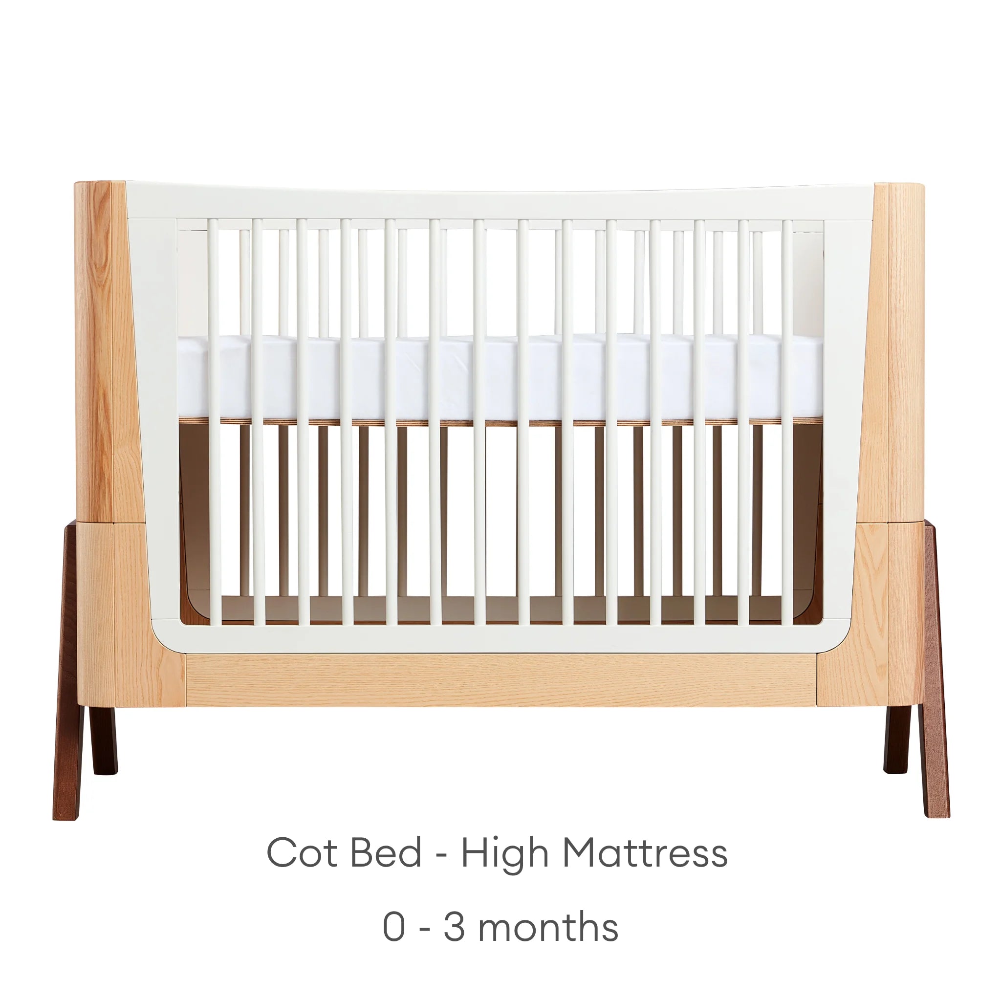 Hera Ledikantbed Naturel Essen Walnoot met hoge matraspositie voor baby's van 0 - 3 maanden oud.