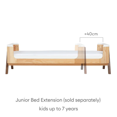 Hera Ledikantbed Naturel Essen Walnoot in eerste bedmodus met extra junior bedverlenging (apart verkrijgbaar) voor kinderen tot 7 jaar.