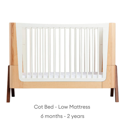 Hera Ledikantbed Naturel Essen Walnoot met lage matraspositie voor baby's van 6 maanden tot 2 jaar oud.