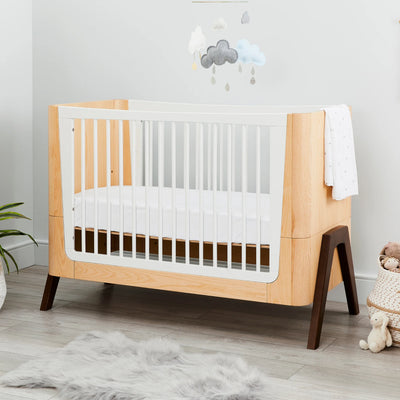 Lit Hera avec matelas mi-hauteur conçu dans une chambre d'enfant moderne.
