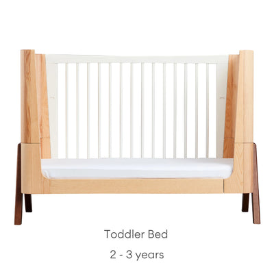 Hera Ledikantbed Naturel Essen Noten in peuterbedmodus voor kinderen van 2 - 3 jaar.