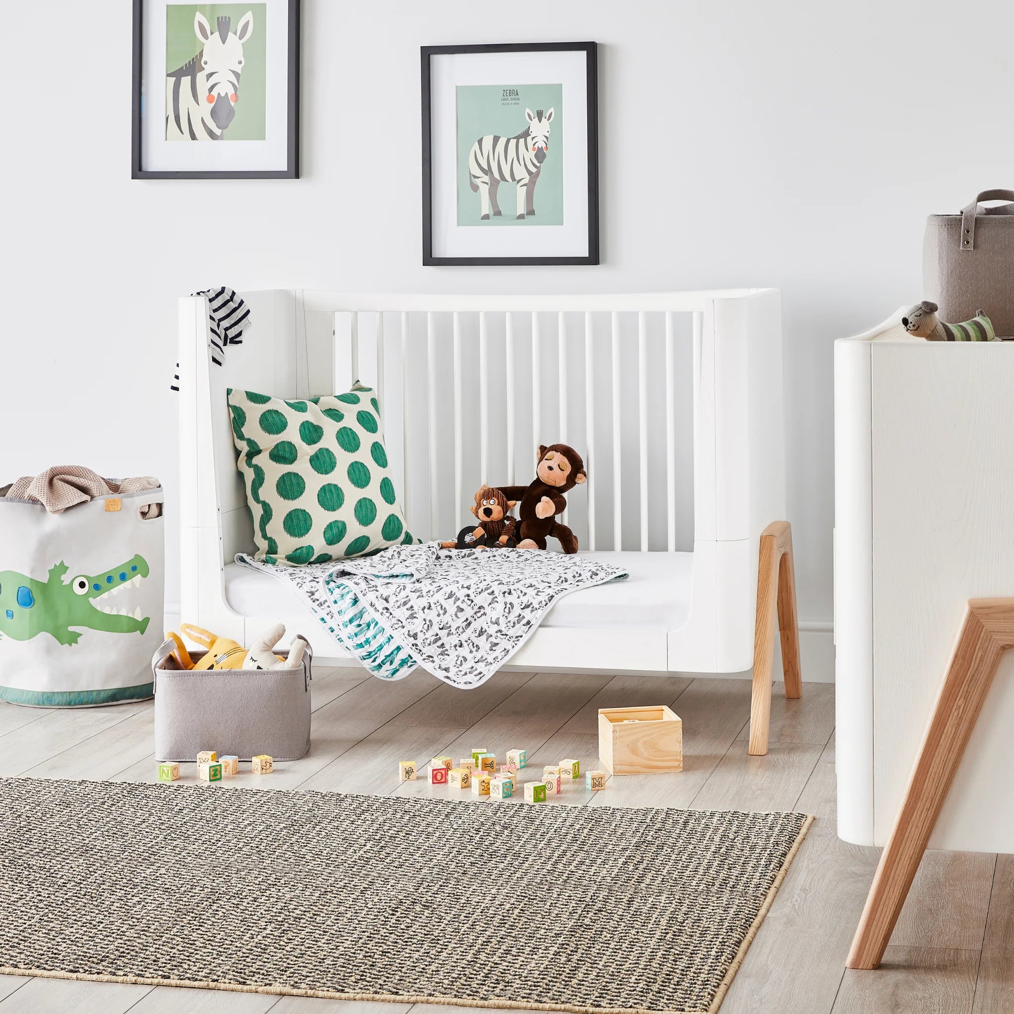 Hera ledikantbed in peuterbedmodus met teddyberen en stoffering.
