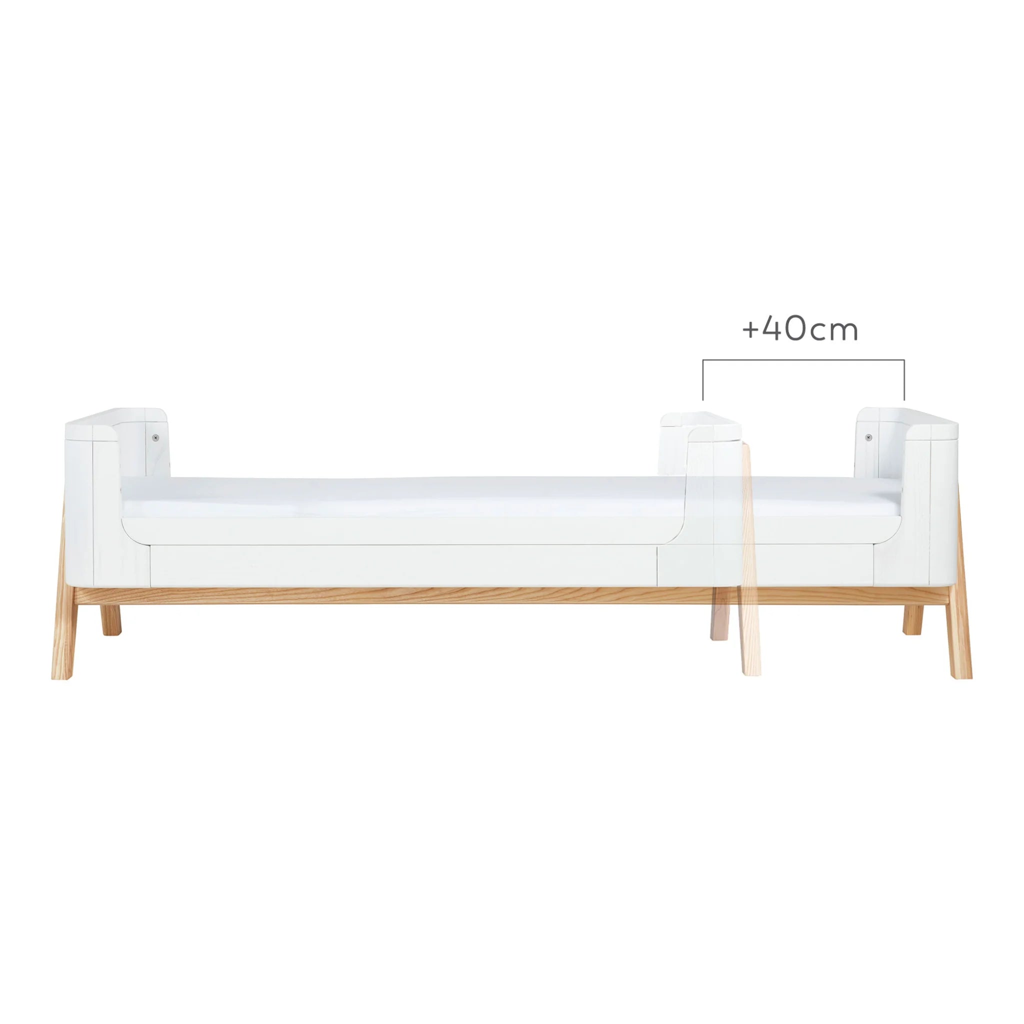 Vooraanzicht met de 40 cm grotere maat tussen het Gaia Baby Hera First Bed en het Junior Bed in scandi wit.