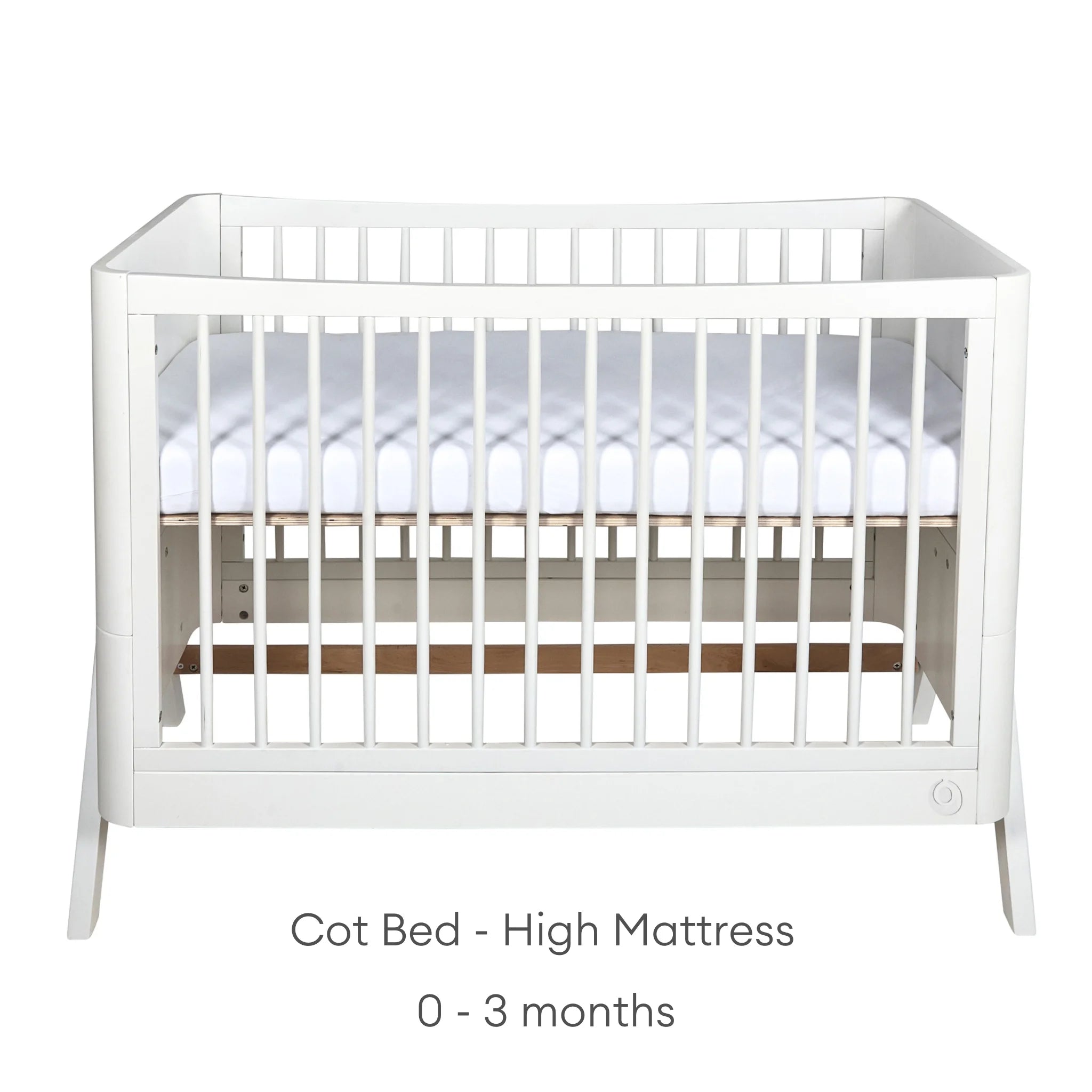 Wit ledikantbed met hoge matrasinstelling (0–3 maanden), afgebeeld op een witte achtergrond.
