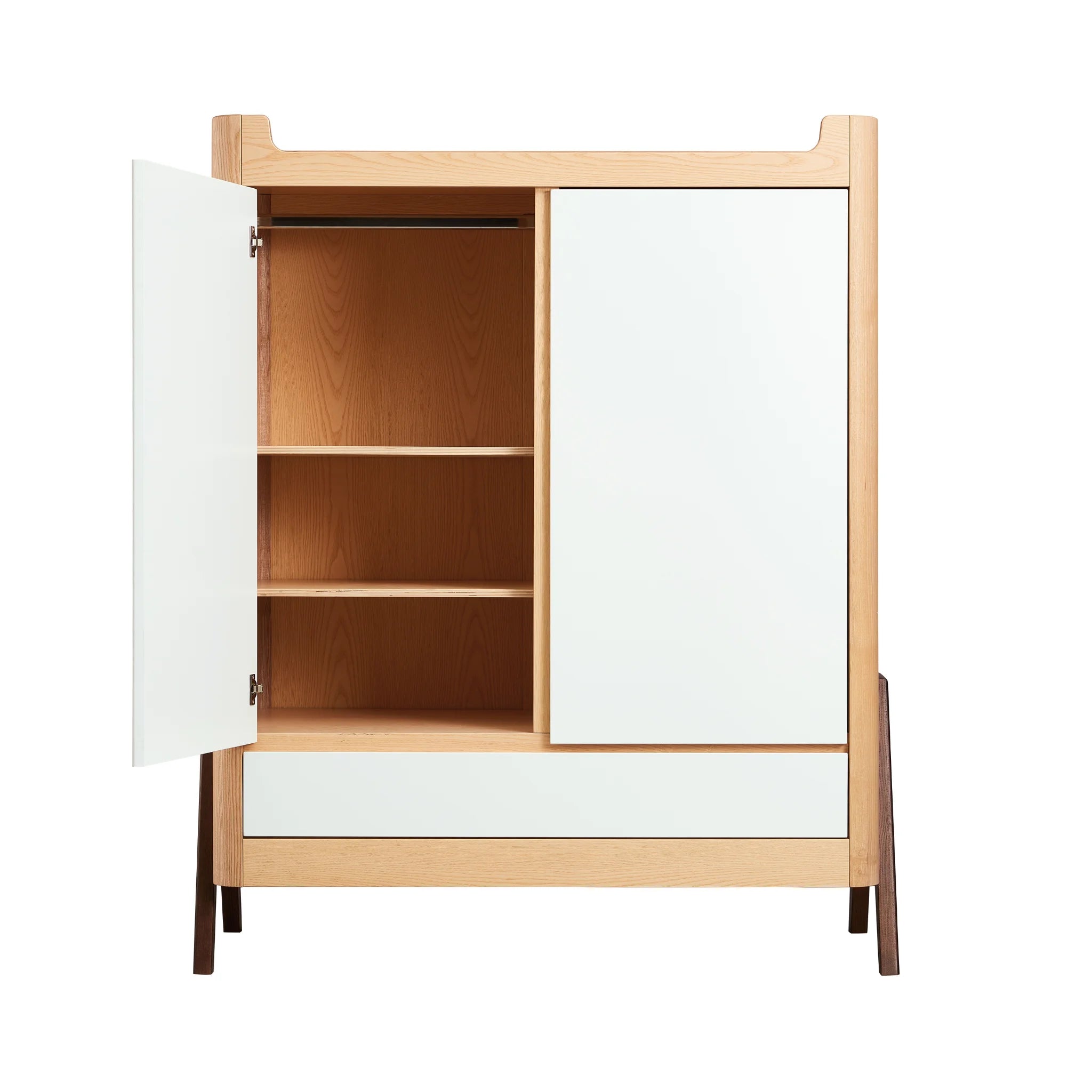 Vue de face de l'armoire Gaia Baby Hera Nursery en bois naturel blanc avec porte gauche ouverte montrant une penderie et trois étagères.