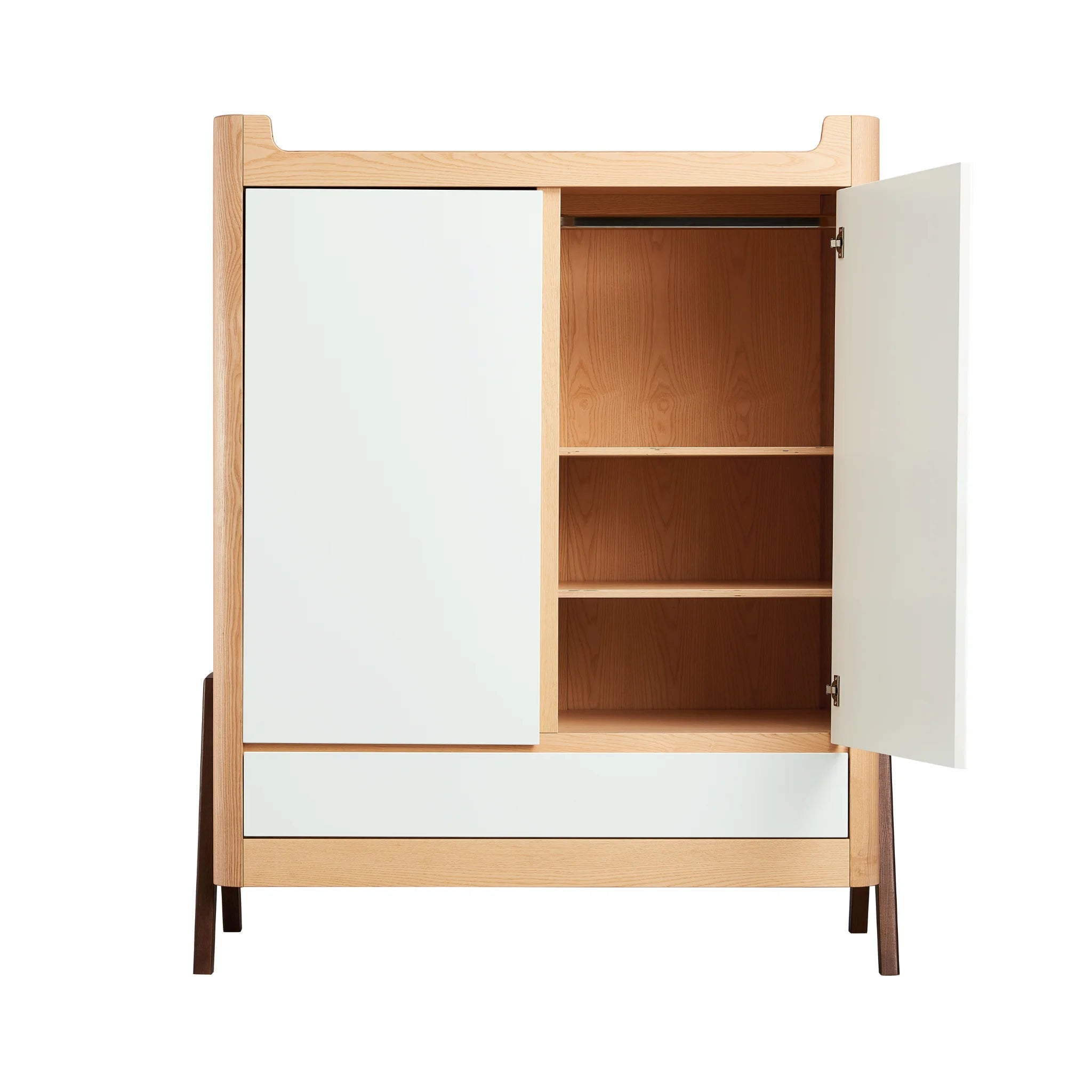 Vue de face de l'armoire Gaia Baby Hera Nursery en bois blanc scandi avec porte droite ouverte montrant une tringle de suspension et trois étagères pour le rangement des vêtements de bébé.