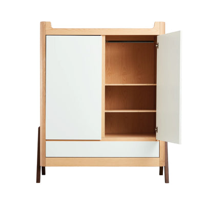 Vue de face de l'armoire Gaia Baby Hera Nursery en bois blanc scandi avec porte droite ouverte montrant une tringle de suspension et trois étagères pour le rangement des vêtements de bébé.