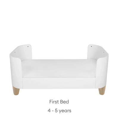 Gaia Baby Serena Cot Bed in first bed mode with natural wooden legs, white children’s bed suitable for 4–5 years.