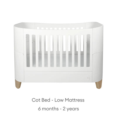 Gaia Baby Serena Kinderbett mit Beinen aus Naturholz und niedriger Matratzenhöhe, modernes weißes Babybett für Säuglinge und Kleinkinder im Alter von 6 Monaten bis 2 Jahren im skandinavischen Kinderzimmermöbeldesign.