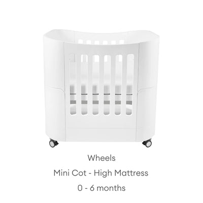 Gaia Baby Serena Mini-Kinderbett mit Beinen und Rädern aus Walnussholz, hohe Matratzenposition für Neugeborene von 0–6 Monaten, weißes Babybett.