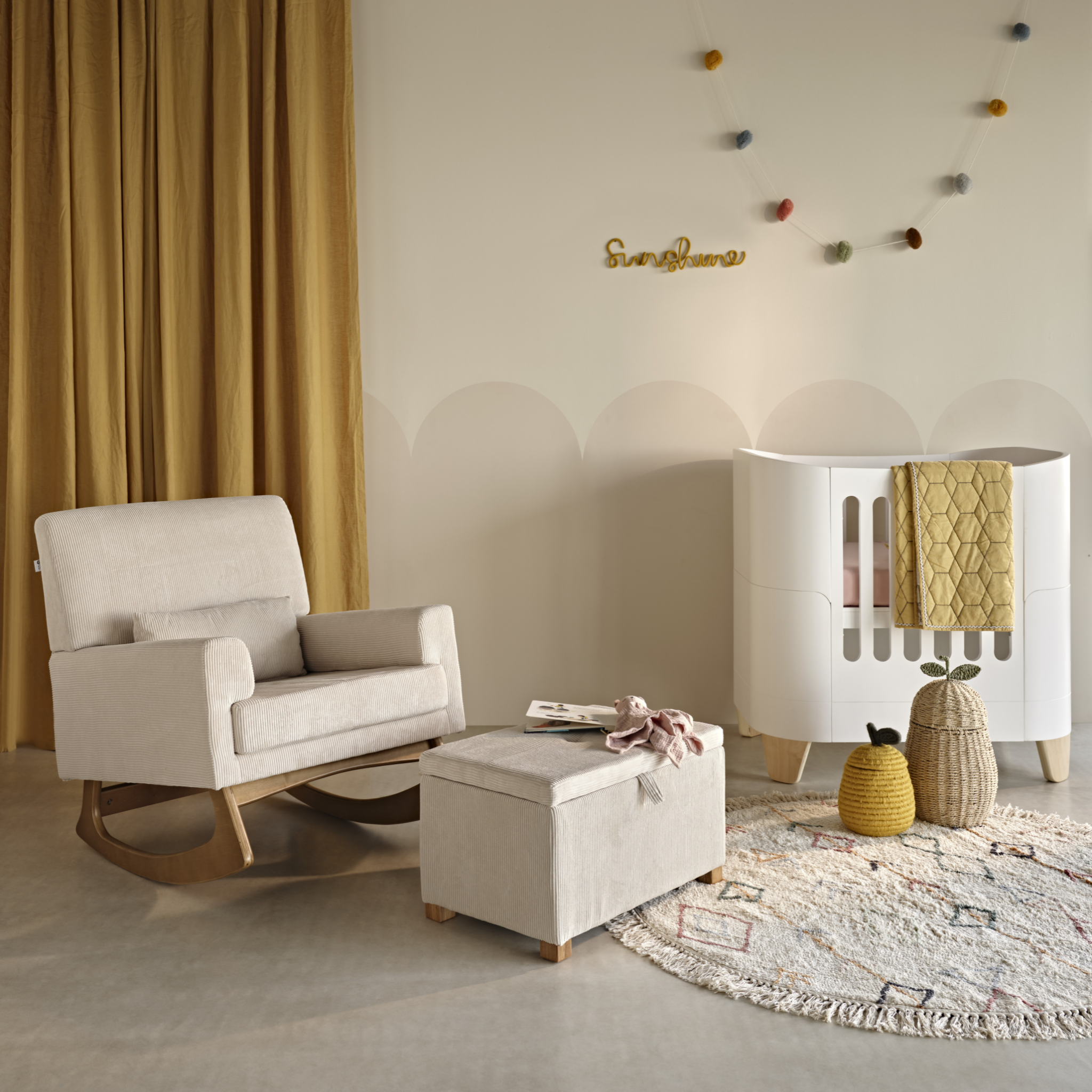 Gaia Baby Serena Stillstuhl aus ecrufarbenem Cord. Weißer Cord-Stillstuhl mit passendem Fußhocker und Stauraum. Serena Mini-Kinderbett