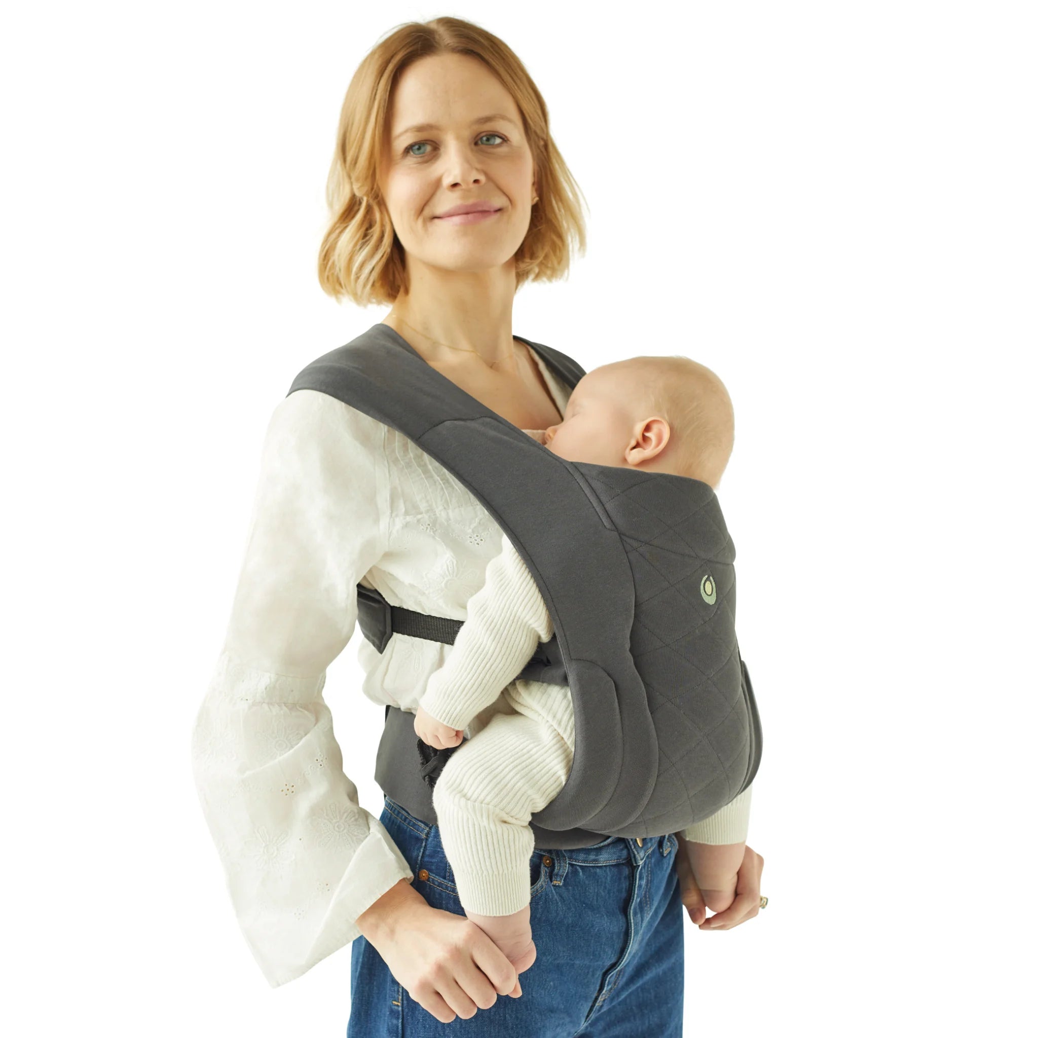 Mujer cargando a un recién nacido en la mochila portabebés Gaia Baby Soft Newborn Plus en grafito mirando hacia adelante