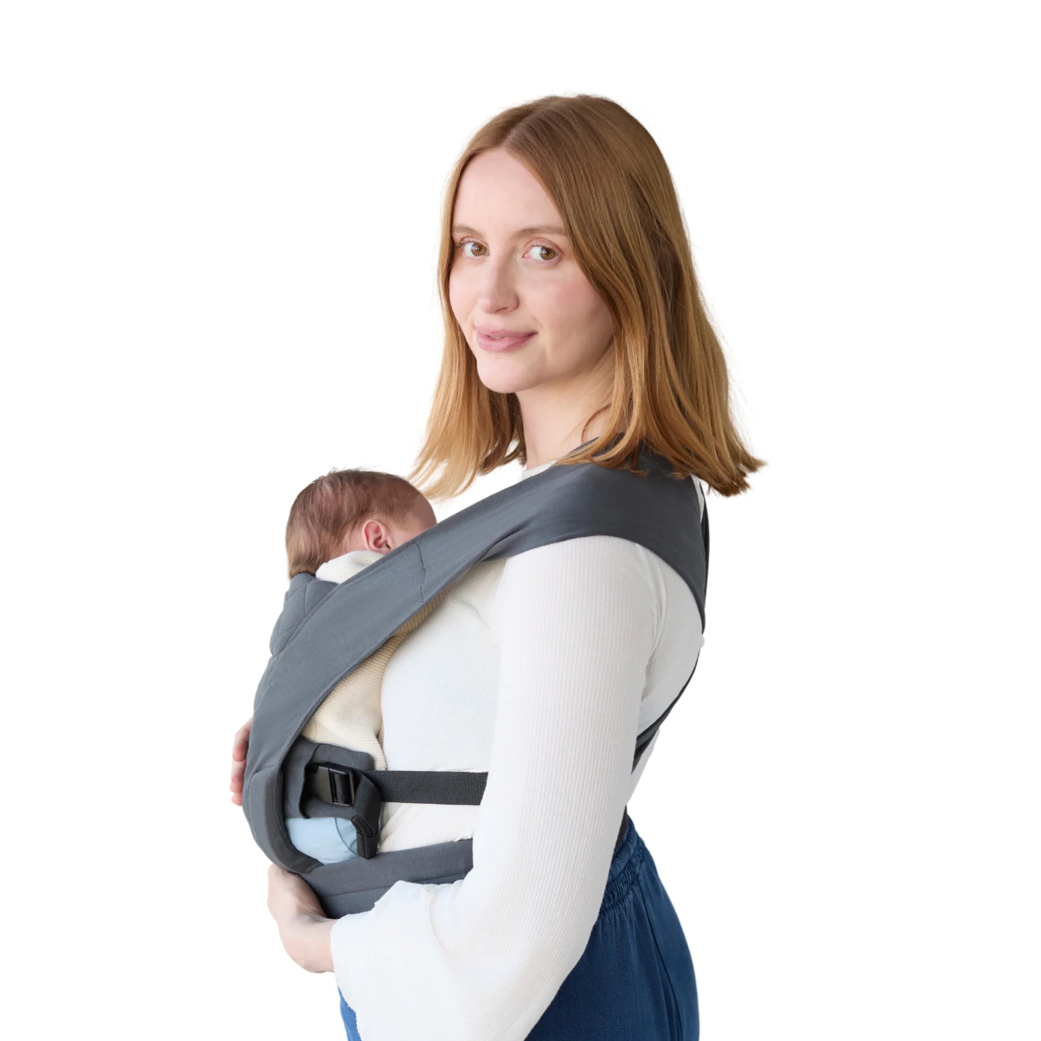 “Madre cargando a un bebé recién nacido en la mochila portabebés Gaia Baby Soft Newborn Plus en grafito que muestra la posición de apoyo del recién nacido”