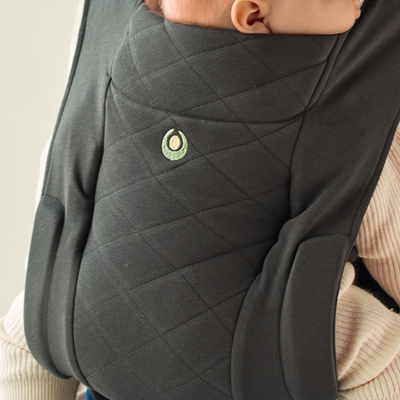 Primer plano de los detalles del acolchado de la mochila portabebés Gaia Baby Newborn Plus de algodón orgánico en grafito