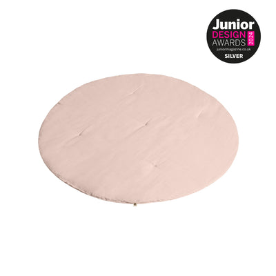 Runde Gaia Baby Maia-Musselin-Spielmatte in zartrosa auf weißem Hintergrund mit silbernem Abzeichen der Junior Design Awards 2024