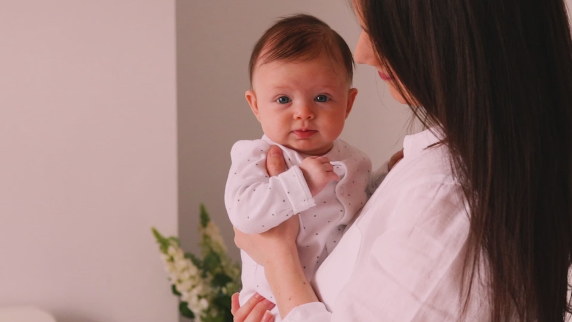 Video laden: Video clips of cute babies and toddlers sleeping in Gaia Baby cribs, cots and first beds.